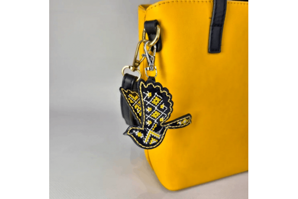 Набір для вишивки нитками на штучній шкірі «Шарм для сумки – Пташка. Весняна мелодія» FLHL-109